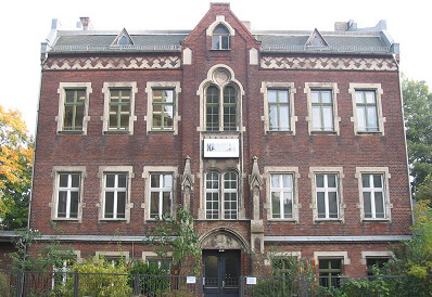 Das ehemalige Gemeindehaus mit neugotischen Elementen steht unter Denkmalschutz und beherbergt heute die integrative Montessori Grundschule in Berlin-Pankow. Foto: BAK