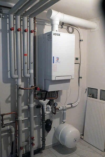 Hybridwärmepumpe (Luft/Wasser plus Gas) ersetzt störanfällige Gasbrennwerttherme Foto: Rotex