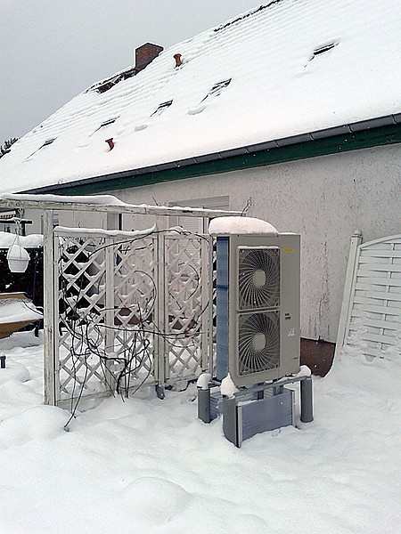 Die Wärmepumpe beliefert sowohl die Fußbodenheizung als auch die im Haus noch installierten Heizkörper mit erneuerbarer Wärme. Foto: ROTEX Außengerät der Wärmepumpe steht vor der Doppelhaushälfte Foto: ROTEX