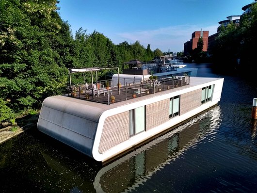 Die "Floating Homes" am Victoriakai-Ufer in Hamburg sind mit einer umweltfreundlichen Luft/Wasser-Wärmepumpe ausgestattet. (Foto: waermepumpe-regional.de)