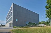 Das Regionale Innovationszentrum Energietechnik (RIZ) in Offenburg heizt klimaneutral mit einer Wasser-Wärmepumpe. (Foto: Bernhard Strauss Photographie, Freiburg)