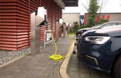 Auf dem Parkplatz des HPA-Gebäudes gibt es mehrere Ladesäulen für Elektroautos. (Foto: waermepumpe-regional.de)