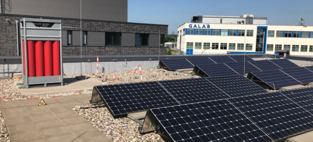 Solaranlage auf dem Dach des EnergieCampus der HAW Hamburg (Foto: Monika Rößiger)