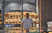 Unternehmer Christian Zipper in seiner neuen Bäckereifiliale in Gelsenkirchen-Erle. (Foto-Copyright: Lara Blankenberg / EA.NRW)