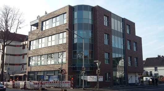Geschäfts- und Praxisgebäude in der Nadorster Str. 109 / Lambertistr.3 in Oldenburg (Foto: Architekturbüro van Döllen)