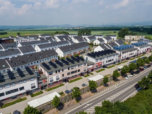 Luftaufnahme der Energieplus-Häuser Kamelienstraße in der Parkstadt Unterliederbach in Frankfurt am Main (Foto: Markus Buck Fotodesign i.A. B&O Wohnungswirtschaft GmbH)