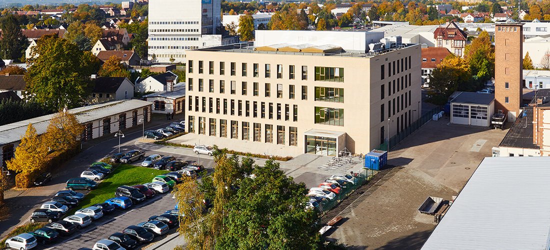 Der Neubau am Campus Minden ist deutschlandweit das zweite Hochschulgebäude, das die Energieeffizienzklasse A erreicht. (Foto: Kopterwork)