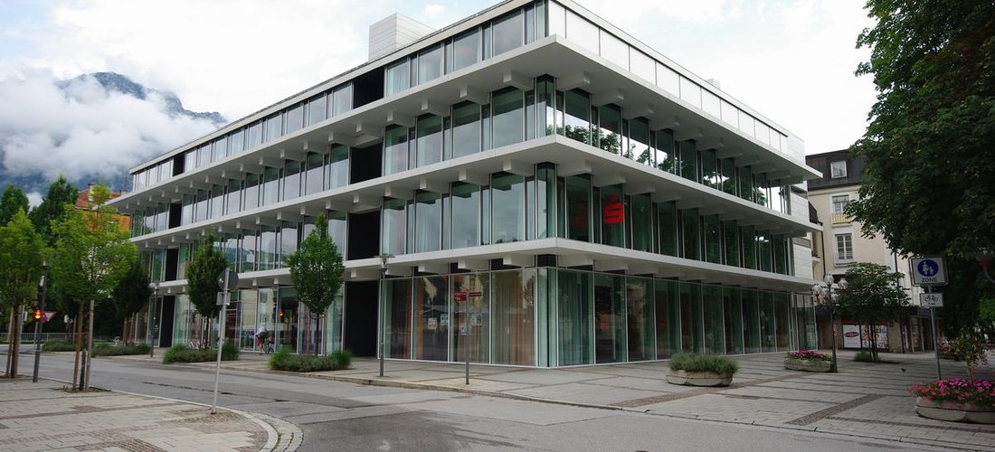 Sparkasse Berchtesgadener Land in Bad Reichenhall in Bayern (Foto: Luitold - commons.wikimedia.org / keine Änderungen / CC BY-SA 3.0)