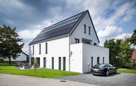 Die große Photovoltaikanlage auf dem Dach dieses Sonnenhauses in Döhlau bei Hof erzeugt Strom für die Wärmepumpe. (Foto: Sonnenhaus-Institut / Udo Geisler)