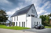 Die große Photovoltaikanlage auf dem Dach dieses Sonnenhauses in Döhlau bei Hof erzeugt Strom für die Wärmepumpe. (Foto: Sonnenhaus-Institut / Udo Geisler)