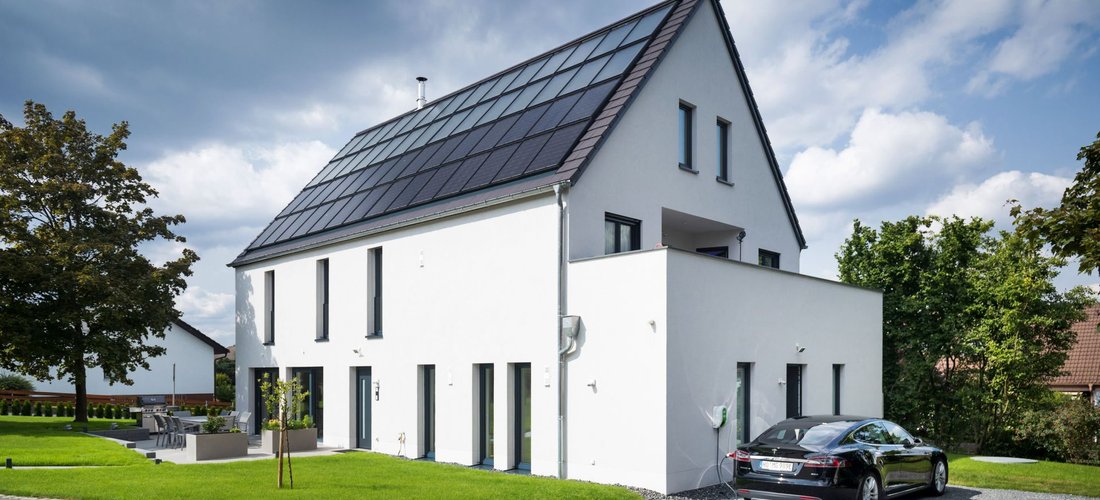 Die große Photovoltaikanlage auf dem Dach dieses Sonnenhauses in Döhlau bei Hof erzeugt Strom für die Wärmepumpe. (Foto: Sonnenhaus-Institut / Udo Geisler)