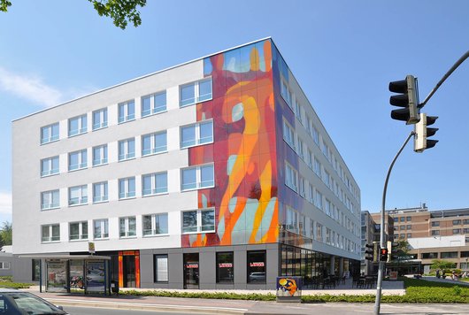 Kunst am Bau hinter Glas: Paderborner Gesundheitszentrum Medico (Foto: Meschede, Kaufungen / Sto AG)