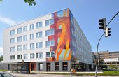 Kunst am Bau hinter Glas: Paderborner Gesundheitszentrum Medico (Foto: Meschede, Kaufungen / Sto AG)
