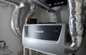 Die Proxon Frischluft-Wärmetechnik ist im Hauswirtschaftsraum im Erdgeschoss des Musterhauses untergebracht. (Foto: OKAL Haus GmbH)