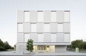 Das Stuttgarter Büros LIMA architekten entwarfen einen gläsernen Kubus. Eine Hälfte der Glasfassade besteht aus geschlossenen Elementen. (Foto: Lisa Bogner und Tobias Manzke PartGmbB)