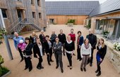 Das Team der Klärle GmbH im Hof 8 in Schäftersheim (Foto: Klärle - Gesellschaft für Landmanagement und Umwelt mbH)