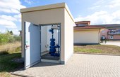 Das Sondenhaus von außen, Technikgebäude im Hintergrund (Foto: Stadtwerke Prenzlau GmbH / September 2018)