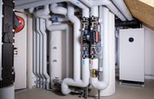 In allen Gebäuden arbeiten insgesamt sieben Sole-Wasser-Wärmepumpen des Typs Supraeco T 380-2. Sie verfügt über einen 2-Step-Tandem-Kompressor mit Einspritztechnologie und einem SCOP von über 5,5. (Quelle: Bosch)