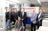 Beim Pressetermin wurde die Wärmepumpen-Technik der vier neuen Mehrfamilienhäuser in Konstanz präsentiert. (Foto: Stadtwerke Konstanz GmbH)