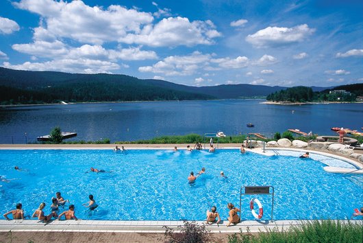 Das aqua fun ist ein am größten Schwarzwaldsee, dem Schluchsee, gelegenes beliebtes Erlebnis-Freibad. (Foto: Gemeinde Schluchsee)