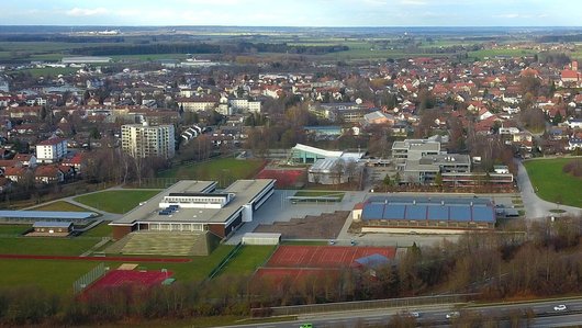 Schulzentrum Buchloe mit Sportplätzen (links: Gymnasium Buchloe, rechts: Real- und Mittelschule). (Foto: Wikipedia/ Thomas Springer - Creative Commons CC0 1.0 Universal Public Domain Dedication)