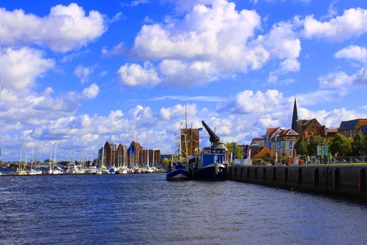 Blick auf den Rostocker Stadthafen mit dem Business Center im Hintergrund (Foto: Kreutzfelder / pixabay)