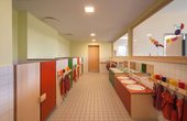 Blick in das kinderfreundlich gestaltete Badezimmer (Copyright: Reiter+ Rentzsch Architekten, Fotos Spitzner)