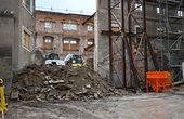 Im Frühjahr 2018 wurden 18 Erdwärmesonden mit einer Länge von je 125 Metern gebohrt und die nötigen Anbindungen und Verteilerschächte verlegt. Für die Wärmeversorgung ist eine hydraulische Trennung von Alt- und Neubau vorgesehen, um eine optimale Systemeffizienz zu gewährleisten. Foto: BWP