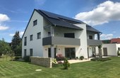 Der KfW-Neubau bei Bayreuth wird mit einer Sole-Wasser-Wärmepumpe mit vier bis zu 100 Meter tief reichenden Erdsonden beheizt. (Foto: Gerhard Popp)