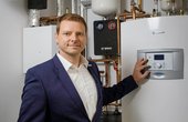 Um den KfW-Standard 40 Plus zu erreichen, musste ein möglichst effizientes Wärmekonzept entwickelt werden. Bosch-Key-Account-Manager Gordon Zittlau riet zu der Supraeco-Sole-Wärmepumpe STM60-1 mit integriertem Warmwasserspeicher. (Quelle: Bosch)
