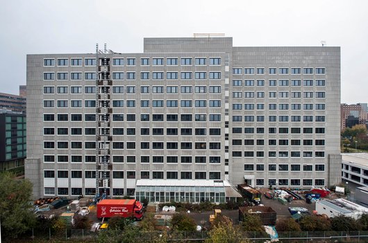 Das ehemalige IBM-Gebäude in Frankfurt wurde komplett energetisch saniert. (Foto: Schüco International KG)