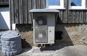 Außenteil der Wärmepumpe ist mit Innenteil verbunden. Foto: Rotex