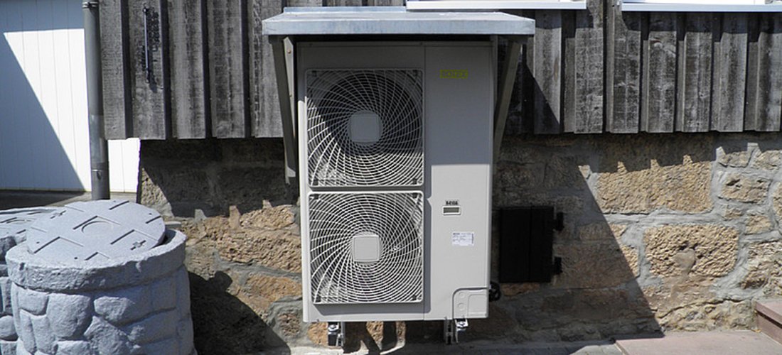 Außenteil der Wärmepumpe ist mit Innenteil verbunden. Foto: Rotex
