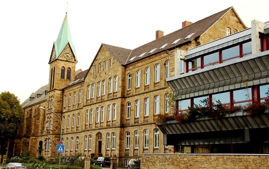Das Foto zeigt den Klostertrakt und die Kapelle der Angelaschule Osnabrück aus Perspektive der Brahmsstraße. Foto: Julian Sander 