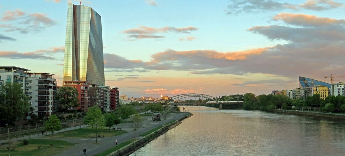 Die Europäische Zentralbank nutzt u.a. Erdwärme aus den Pfahlgründungen (Foto: mailgk1 / wikipedia)