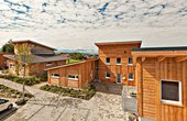 Die Holzhaus-Siedlung in Bad Endorf wird dezentral mit Luft-Wasser-Wärmepumpen versorgt (Bildnachweis: Reinhard Schwederski / Quelle: BWP)
