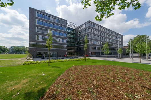 Das ZBW Berufskolleg in Duisburg-Neudorf nutzt mit 180 Erdwärmesonden eine der größten Erdwärmepumpen Deutschlands (Foto: GOLDBECK Public Partner GmbH)