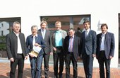 Architekt Georg Dasch (Mitte) freut sich mit dem Bauherren und den Projektpartnern über das gute Messergebnis. V.l.n.r.: Johannes Edmüller (geschäftsführender Gesellschafter Schlagmann Poroton), Edeltraut Plattner (stellv. Landrätin Rottal-Inn), Steffen Mechter (BayWa), Georg Dasch (Architekt, Sonnenhaus-Institut), Erwin Schneider (Landrat Altötting), Prof. Dr. Wolfgang Dorner (TH Deggendorf), Max Hennersperger (Umweltamt Burghausen) Foto: Sonnehaus-Institut