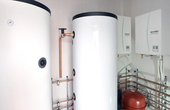 Der Trinkwarmwasser- und der Heizungspufferspeicher sowie die beiden kompakten Hydroboxen im Technikraum. (Foto: Mitsubishi Electric)