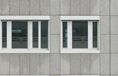 Vergleich der alten und neuen Fenster in der Fassade. (Foto: Schüco International KG)
