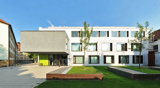 Die Beheizung und Kühlung des Hörsaals und der Seminarräume erfolgt über eine bivalente Wärmepumpe, welche über eine Brunnenanlage die notwenige Heiz- und Kühlenergie bereitstellt. Foto: Uni Bamberg/Jörg Schabel Die Beheizung und Kühlung des Hörsaals und der Seminarräume erfolgt über eine bivalente Wärmepumpe, welche über eine Brunnenanlage die notwenige Heiz- und Kühlenergie bereitstellt. Foto: Uni Bamberg/Jörg Schabel