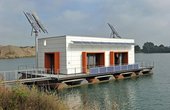 Das Hausboot auf einem Baggersee bei Kalkar wird mit einer geoTHERM plus Sole/Wasser-Wärmepumpe von Vaillant beheizt. (Foto: Vaillant)
