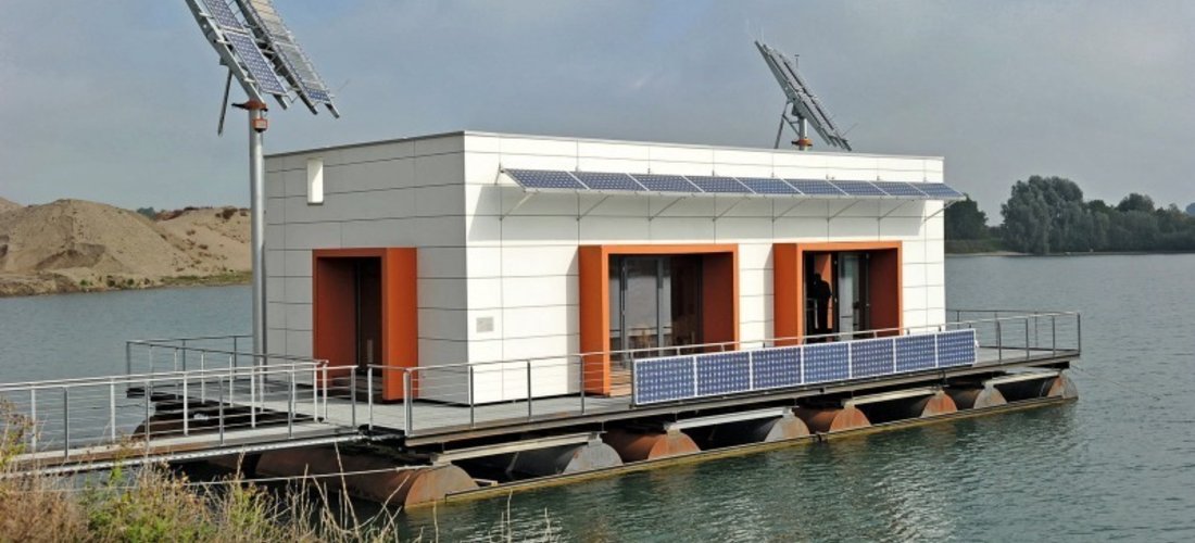 Das Hausboot auf einem Baggersee bei Kalkar wird mit einer geoTHERM plus Sole/Wasser-Wärmepumpe von Vaillant beheizt. (Foto: Vaillant)