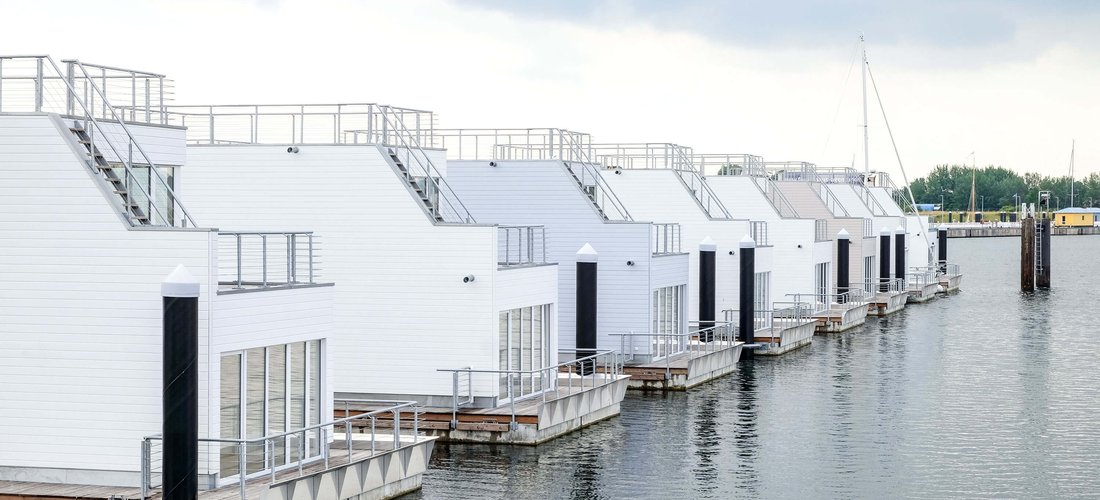 15 Schwimmende Häuser liegen an jedem der vier Pontons im Hafen von Olpenitz, jedes verfügt über einen eigenen Schiffsliegeplatz. (Foto: REMKO, Lage)