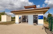 Technikgebäude der Prenzlauer Tiefe Erdwärmesonde von außen (Foto: Stadtwerke Prenzlau GmbH / September 2018)