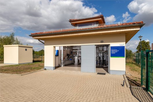 Technikgebäude der Prenzlauer Tiefe Erdwärmesonde von außen (Foto: Stadtwerke Prenzlau GmbH / September 2018) Technikgebäude der Prenzlauer Tiefe Erdwärmesonde von außen (Foto: Stadtwerke Prenzlau GmbH / September 2018)