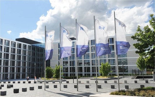 Die neue Hauptverwaltung der R+V Versicherung am Raiffeisenplatz in Wiesbaden nutzt Erdwärme zum Heizen und Kühlen. (Foto: Pressebild der R+V Versicherung)