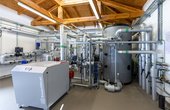 Technikgebäude von innen, vorne die Wärmepumpe) (Foto: Stadtwerke Prenzlau GmbH / September 2018)