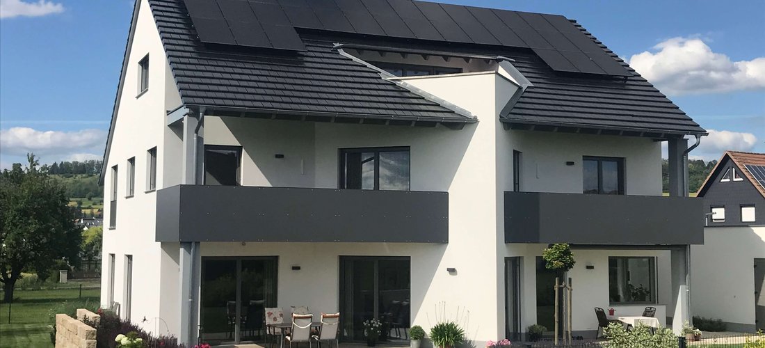 Rund 13.000 kWh Strom benötigt Familie Popp in einem Jahr. Davon verbraucht die Wärmepumpe 40%. (Foto: Gerhard Popp)