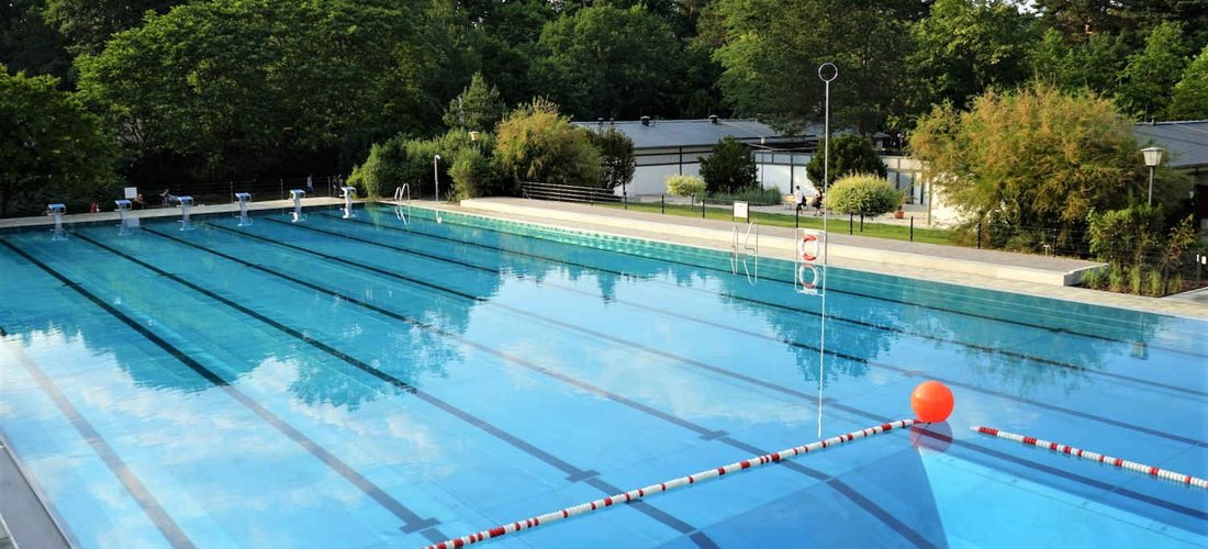 Das Schwimmerbecken wird mit Sonnenenergie über Roth HelioPool Schwimmbadabsorber auf die richtige Temperatur gebracht. (Foto: Christoph Kniehase)
